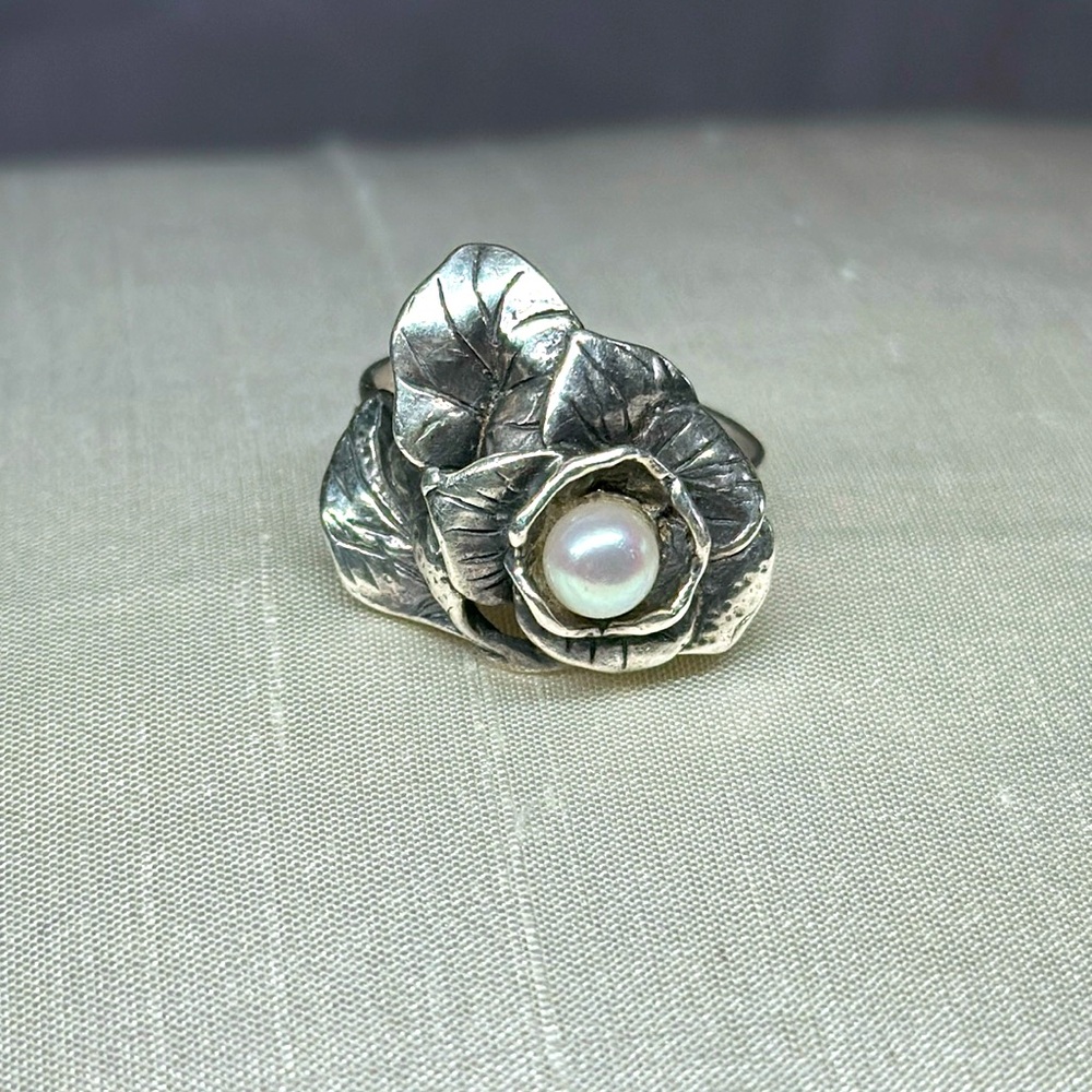 Beautiful Vintage Sterling Silver Pearl Floral Ring size 7.25